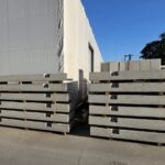 Silniční panely, jako příjezd k motorkářskému obchodu